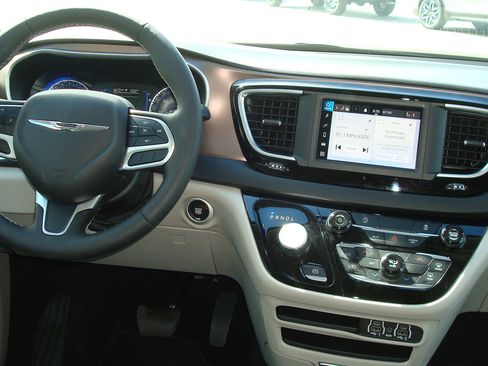 Used 2024 Chrysler Voyager LX FWD image 10