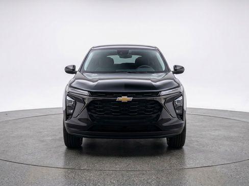 Used 2025 Chevrolet TrailBlazer LT FWD image 2