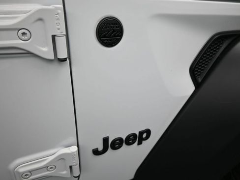Used 2024 Jeep Gladiator Sport AWD/4WD image 22