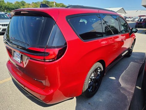 New 2026 Chrysler Pacifica Limited w/ S Appearance Package image 3