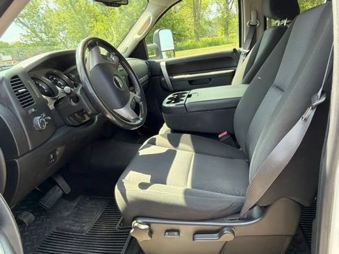 Used 2011 GMC Sierra 3500 SLE w/ SLE Preferred Package AWD/4WD image 4