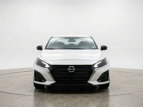 Used 2025 Nissan Altima 2.5 SV FWD image 2