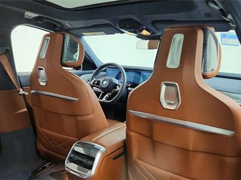 Used 2023 BMW i7 xDrive60 image 27