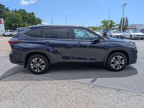 Used 2024 Toyota Highlander XLE AWD/4WD image 7