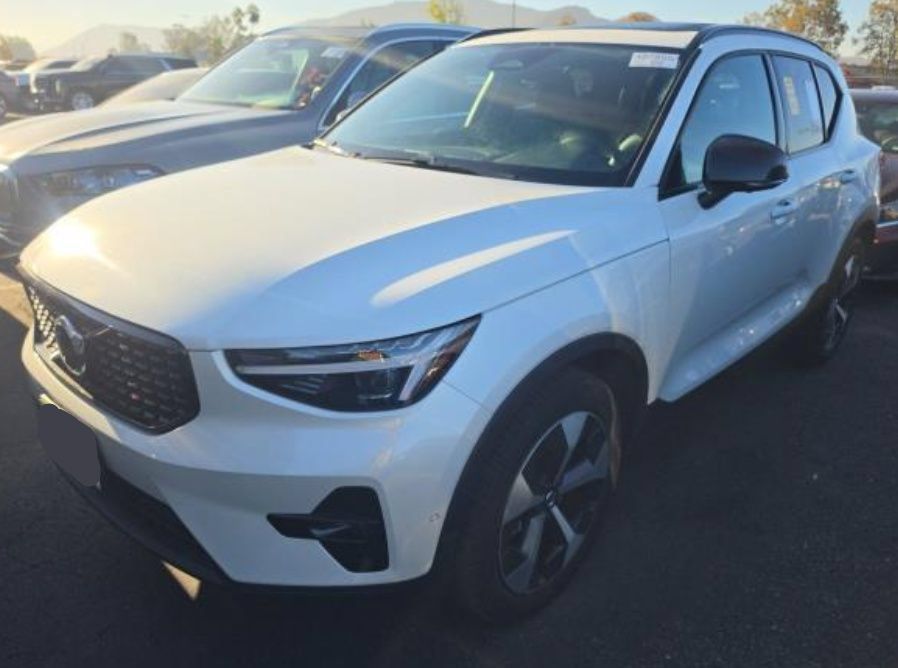 Used 2026 Volvo XC40 B5 Plus AWD/4WD image 1