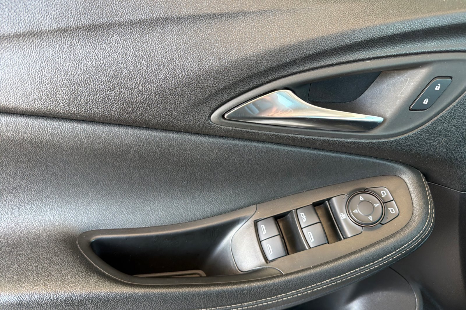 Used 2024 Buick Encore GX Sport Touring AWD/4WD image 8