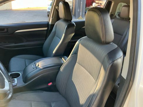 Used 2018 Toyota Highlander Plus w/ Carpet Mat Package (TMS) image 17