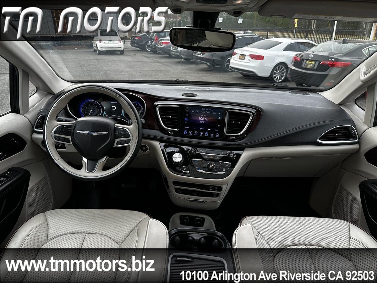 Used 2017 Chrysler Pacifica Limited w/ UConnect Theater Package FWD image 7