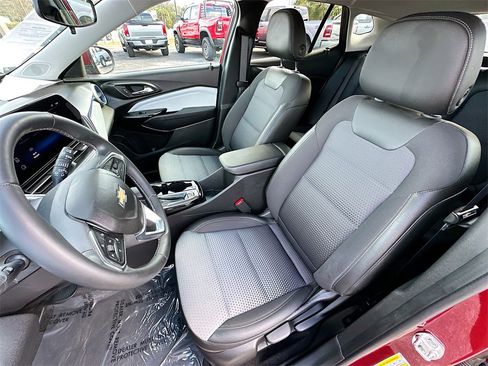 Certified 2025 Chevrolet Trax LT w/ Driver Confidence Package image 19