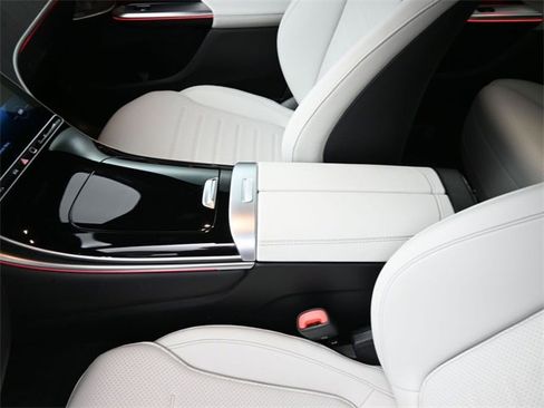 Used 2025 Mercedes-Benz GLC 300 image 9