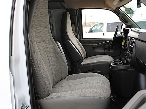 Used 2025 GMC Savana 2500 w/ Driver Convenience Package image 16