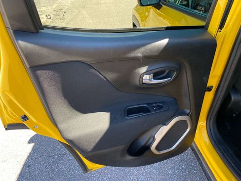 Used 2017 Jeep Renegade Latitude image 28