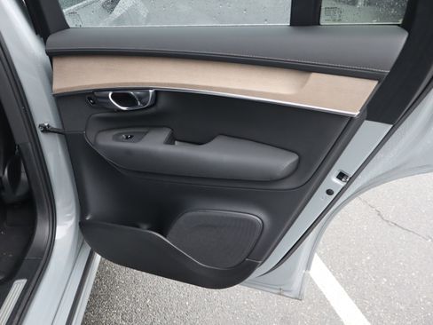 Certified 2025 Volvo XC90 B6 Plus image 34