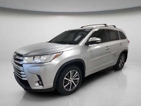 Used 2018 Toyota Highlander XLE AWD/4WD image 11