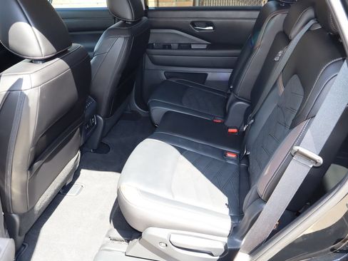Used 2024 Nissan Pathfinder Platinum w/ Lighting Package (N92) FWD image 6