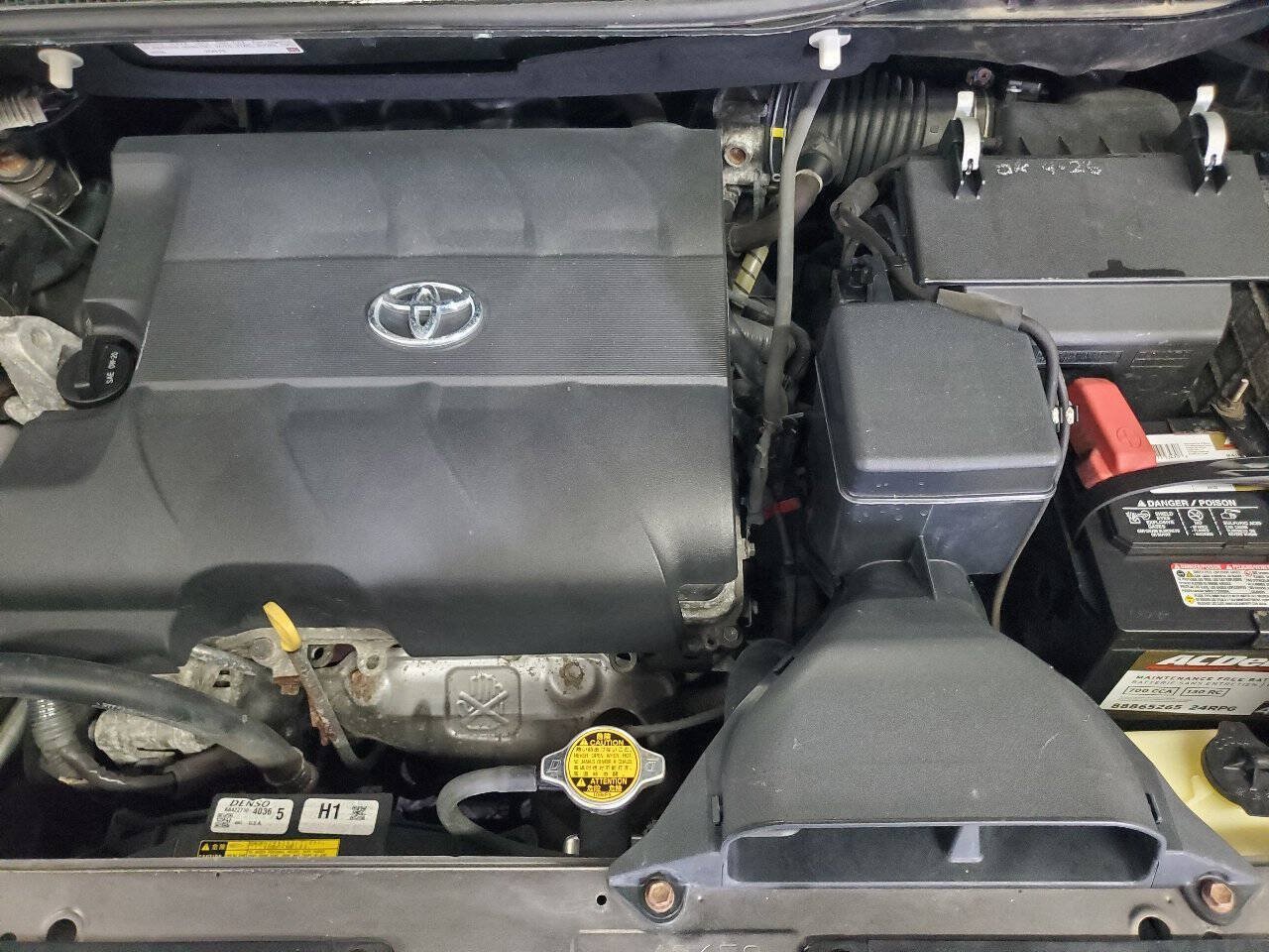 Used 2013 Toyota Sienna XLE w/ Entertainment Pkg FWD image 4
