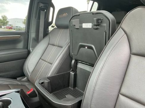 Used 2025 Chevrolet Suburban High Country AWD/4WD image 34
