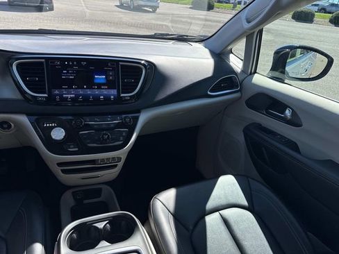Used 2024 Chrysler Pacifica Touring-L image 21