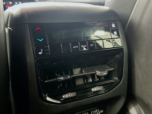 Used 2024 Jeep Grand Cherokee L Limited w/ Luxury Tech Group II image 28