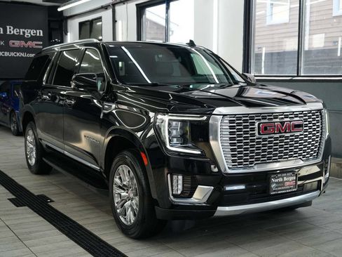 Used 2022 GMC Yukon XL Denali AWD/4WD image 3
