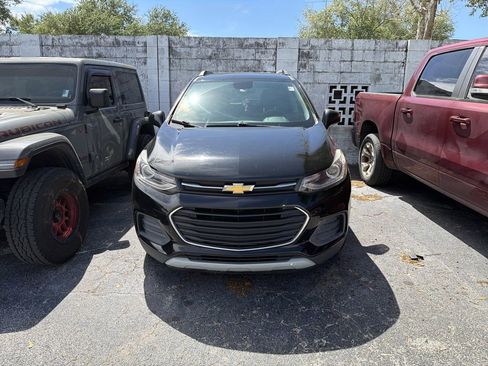 Used 2022 Chevrolet Trax LT w/ LT Convenience Package image 2