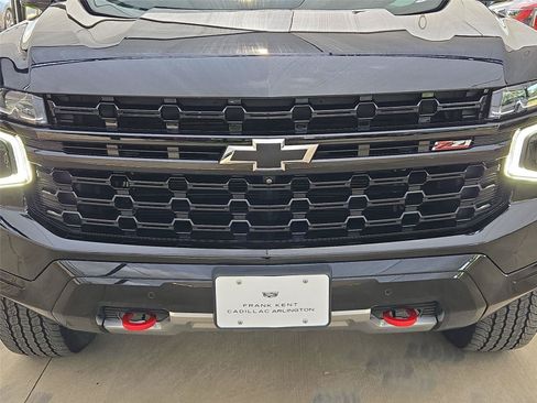 Used 2024 Chevrolet Tahoe Z71 w/ Luxury Package AWD/4WD image 6