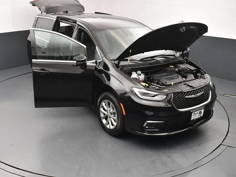 Used 2025 Chrysler Pacifica Select AWD/4WD image 26
