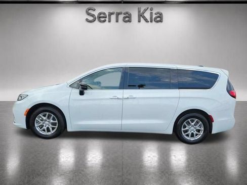 Used 2026 Chrysler Pacifica Select FWD image 2