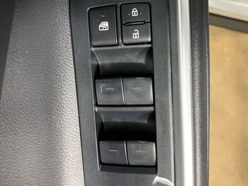 Used 2024 Toyota Highlander LE image 19