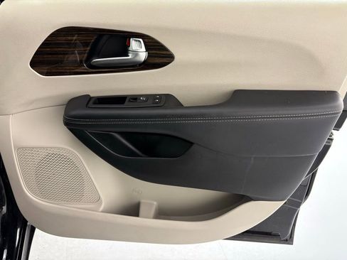 Used 2023 Chrysler Pacifica Limited image 44