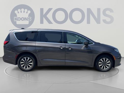Used 2023 Chrysler Pacifica Touring-L FWD image 8