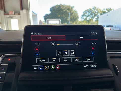 Used 2021 Chevrolet Suburban LT image 25