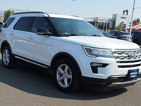 Used 2018 Ford Explorer XLT w/ Equipment Group 202A FWD image 2