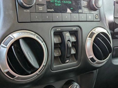 Used 2017 Jeep Wrangler Unlimited Sahara w/ Connectivity Group AWD/4WD image 14