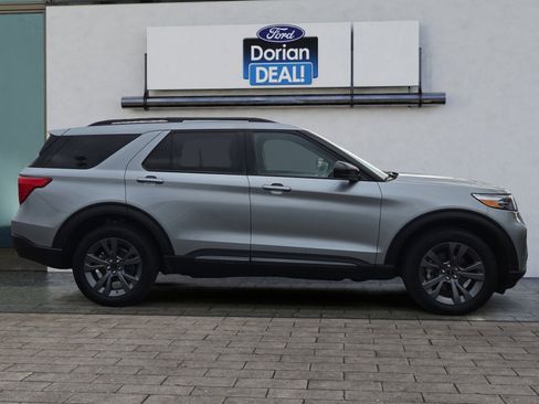 Used 2023 Ford Explorer XLT w/ Equipment Group 202A image 2