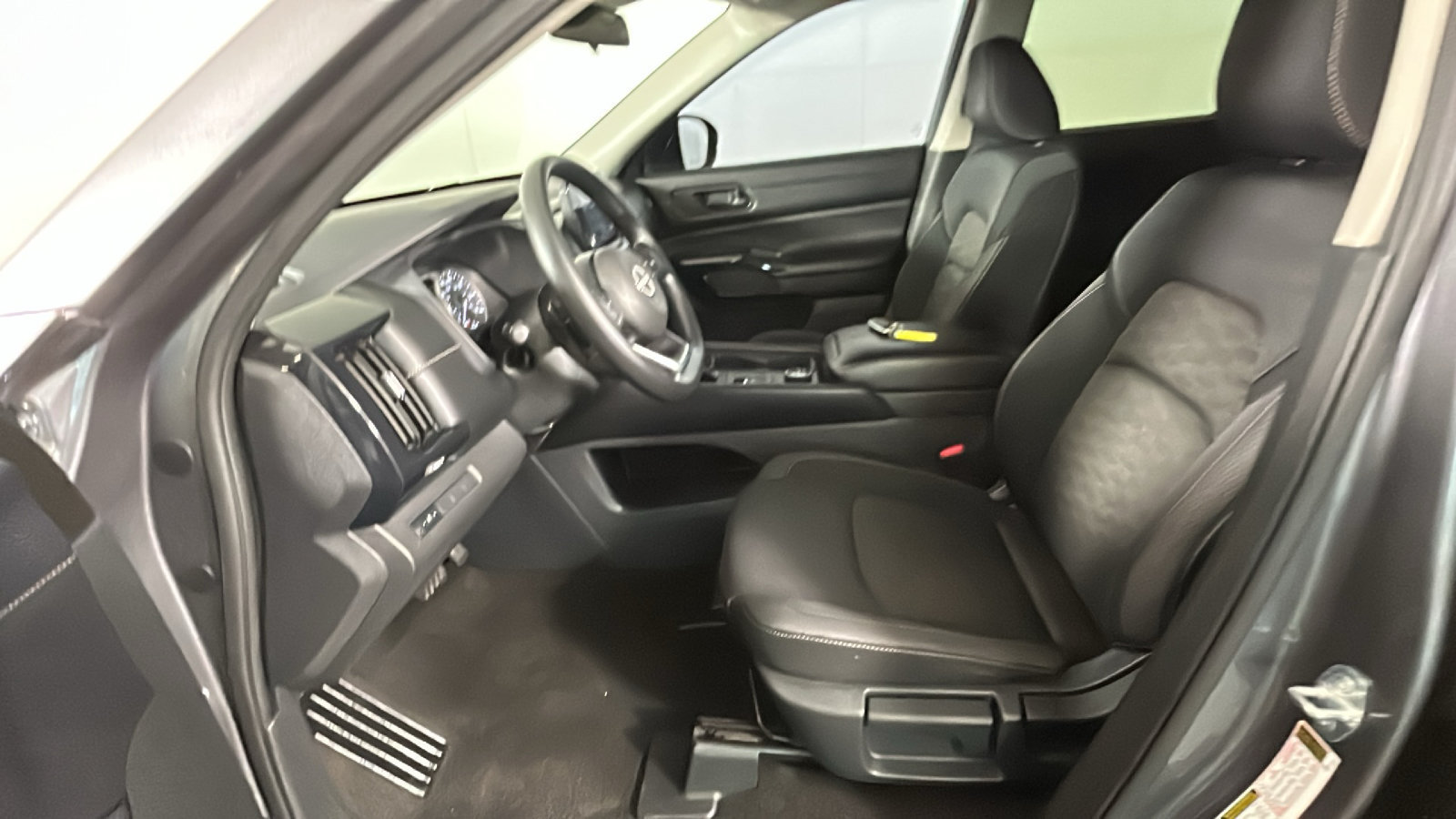 Used 2023 Nissan Pathfinder S AWD/4WD image 14