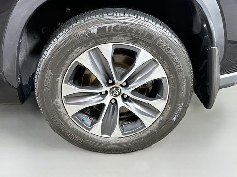 Used 2023 Toyota Highlander XLE image 32