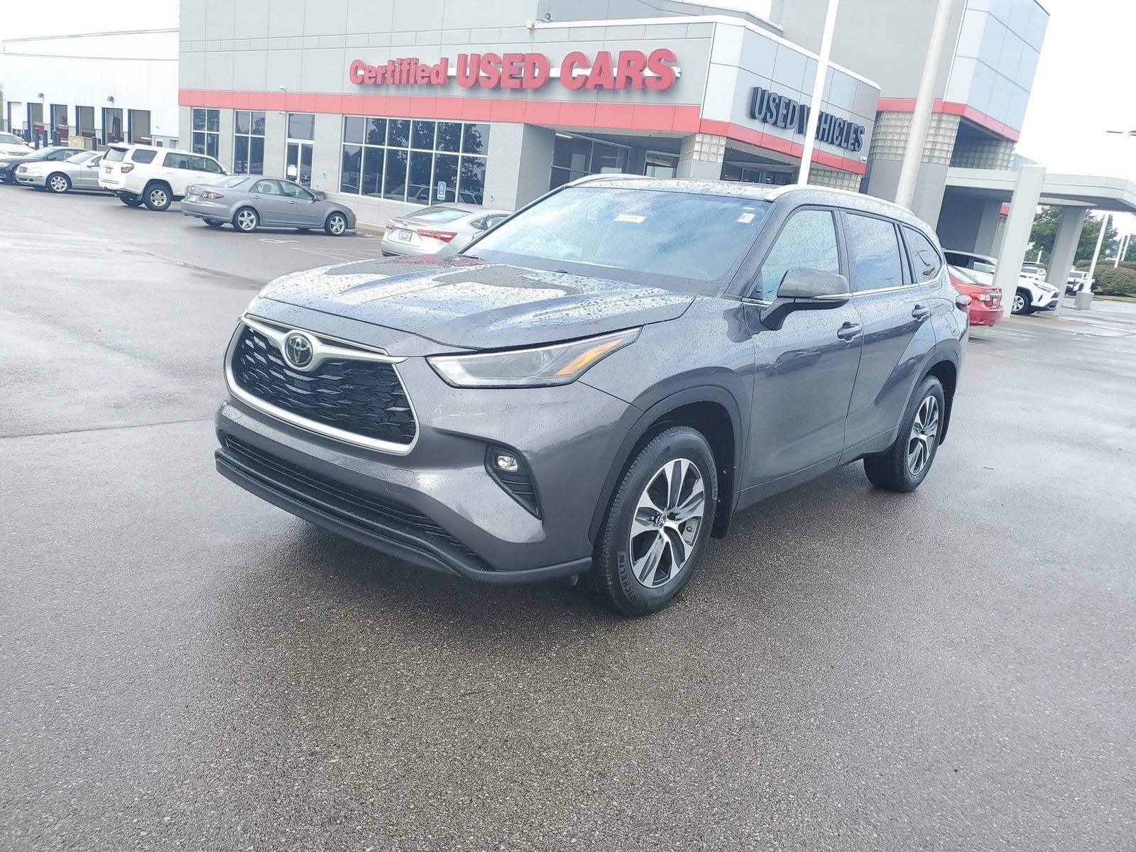 Used 2024 Toyota Highlander XLE AWD/4WD image 2