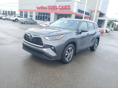 Used 2024 Toyota Highlander XLE AWD/4WD image 2