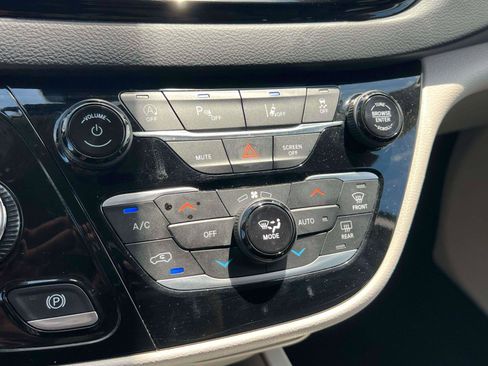 Used 2023 Chrysler Pacifica Touring-L FWD image 12