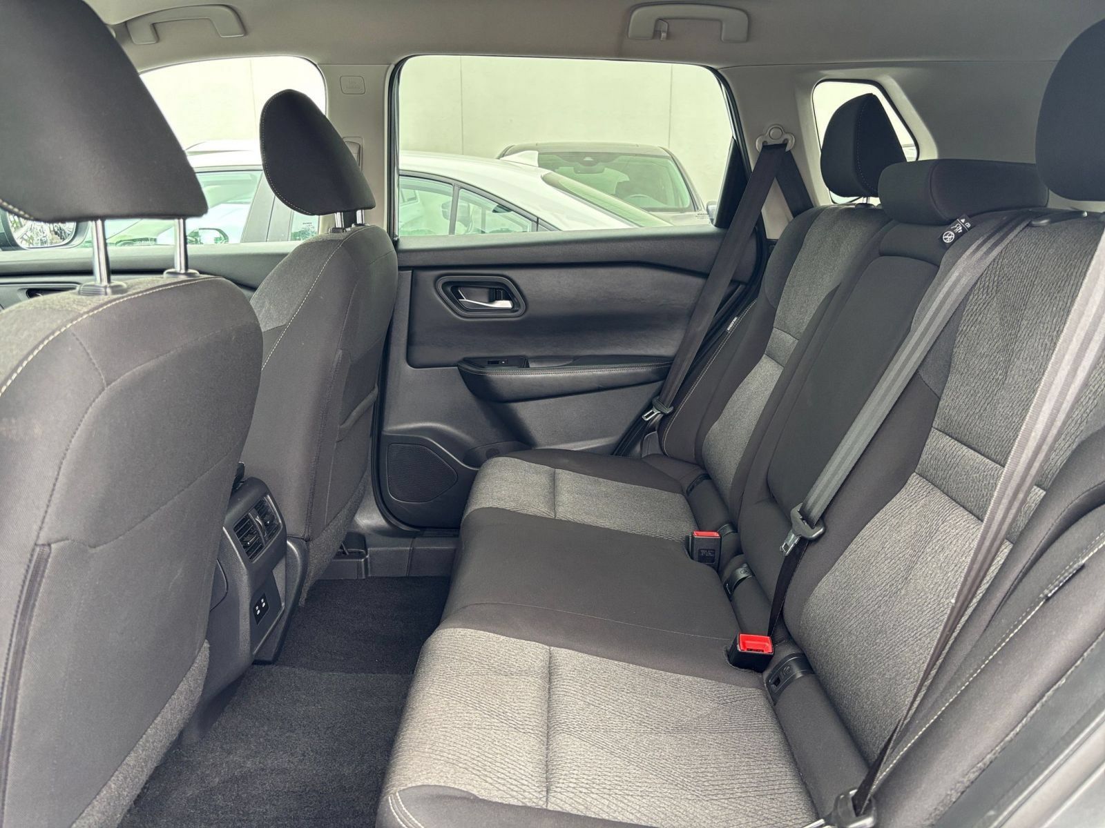 Used 2025 Nissan Rogue SV FWD image 27