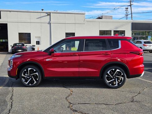 New 2025 Mitsubishi Outlander SE image 2