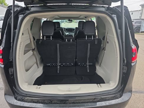 Used 2023 Chrysler Pacifica Limited FWD image 11