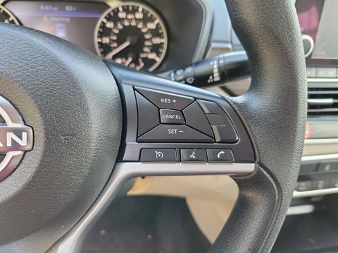 Used 2025 Nissan Altima 2.5 SV FWD image 14