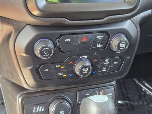 Used 2023 Jeep Renegade Latitude AWD/4WD image 25