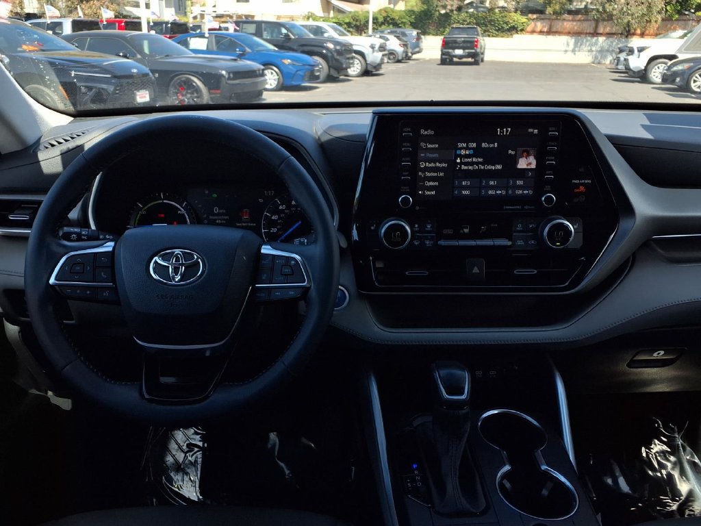 Certified 2021 Toyota Highlander XLE AWD/4WD image 31