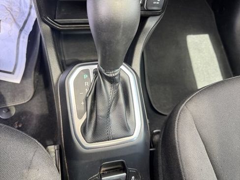 Used 2021 Jeep Renegade Latitude w/ Sun & Sound Group FWD image 18