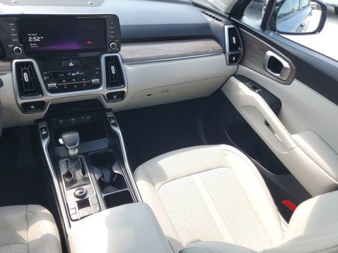 Used 2022 Kia Sorento EX w/ Panoramic Sunroof Package FWD image 17