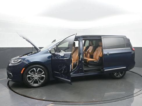 Used 2022 Chrysler Pacifica Pinnacle FWD image 56