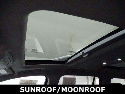 Used 2021 GMC Acadia SLE w/ Driver Convenience Package image 11